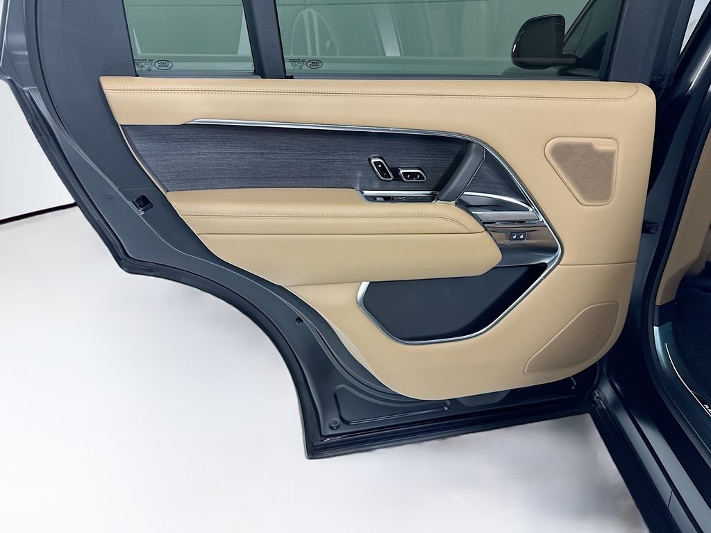 New 2026 Obsidian Black Satin Land Rover SE image 27