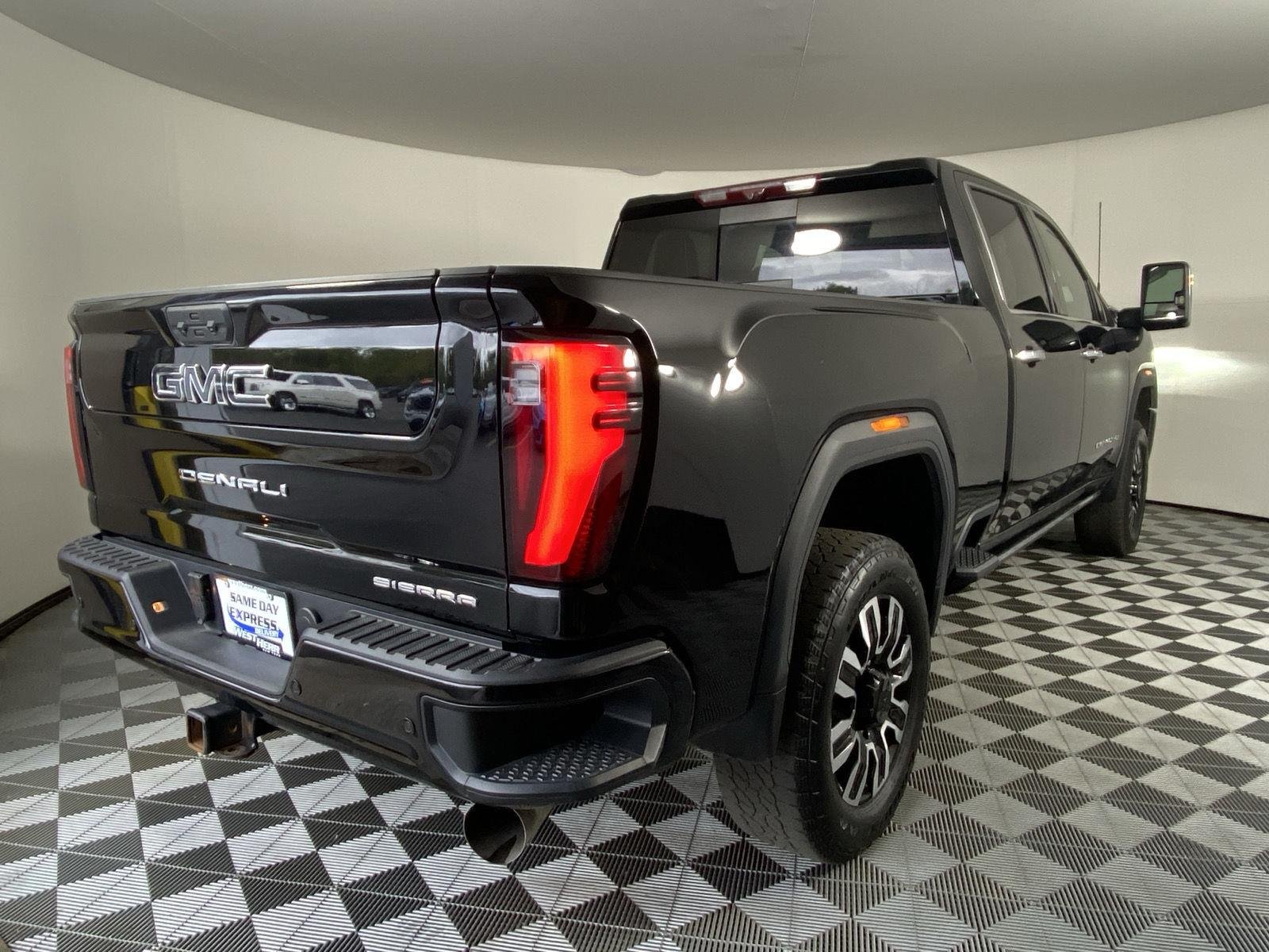 Used 2025 Onyx Black GMC Denali Ultimate image 5