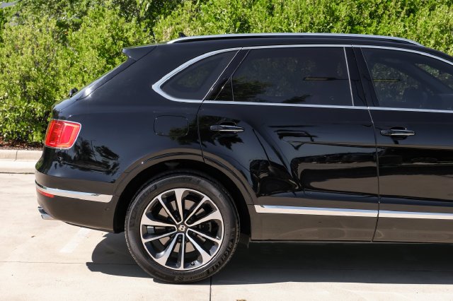 Used 2019 Black Crystal over Cricket Ball Bentley V8 image 9