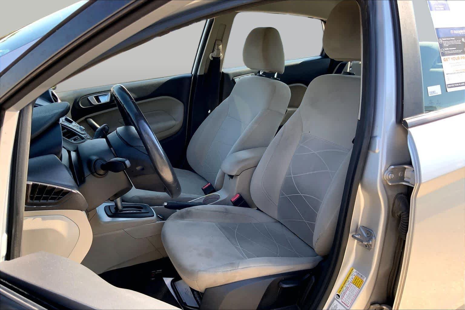 Used 2014 Ingot Silver Metallic Ford SE image 7