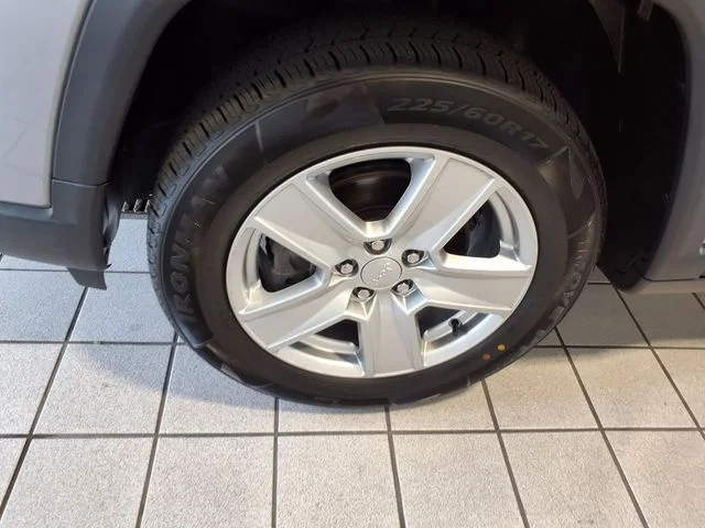 Used 2022 Billet Silver Metallic Jeep Latitude image 5