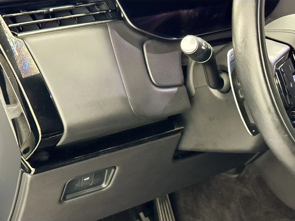 Certified Used 2023 White Land Rover SE Dynamic image 10