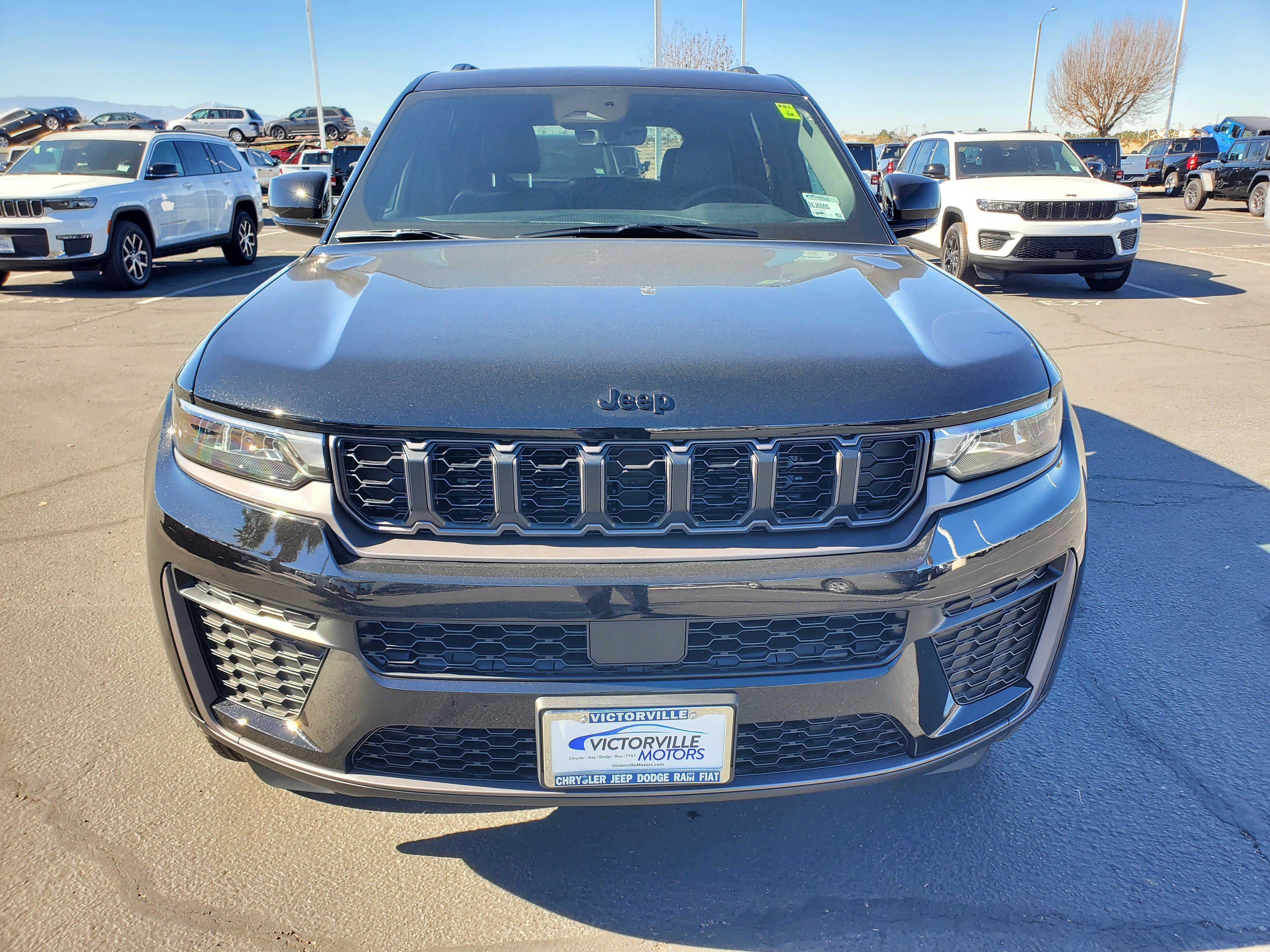 New 2026 Diamond Black Crystal Pearl-Coat Exterior Paint Jeep Altitude image 8