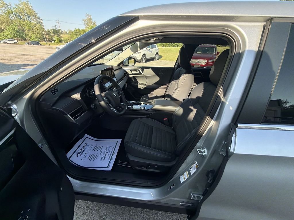 New 2026 Silver Mitsubishi SE image 11