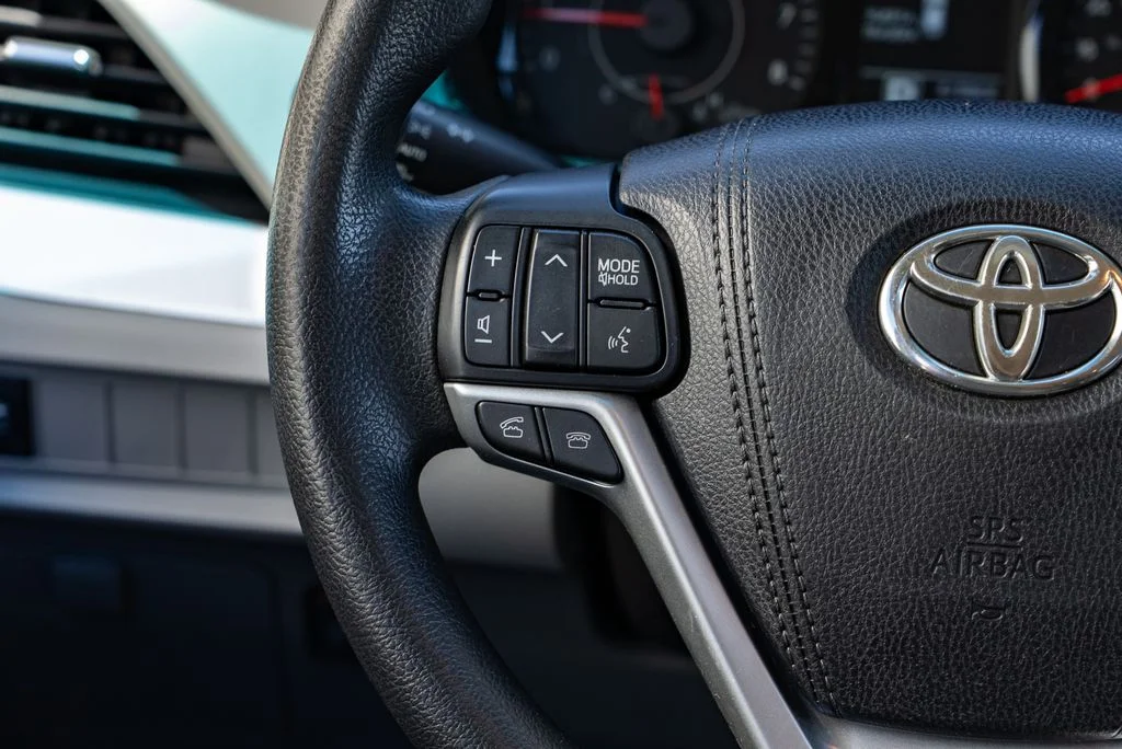 Used 2015 Black Toyota LE image 13