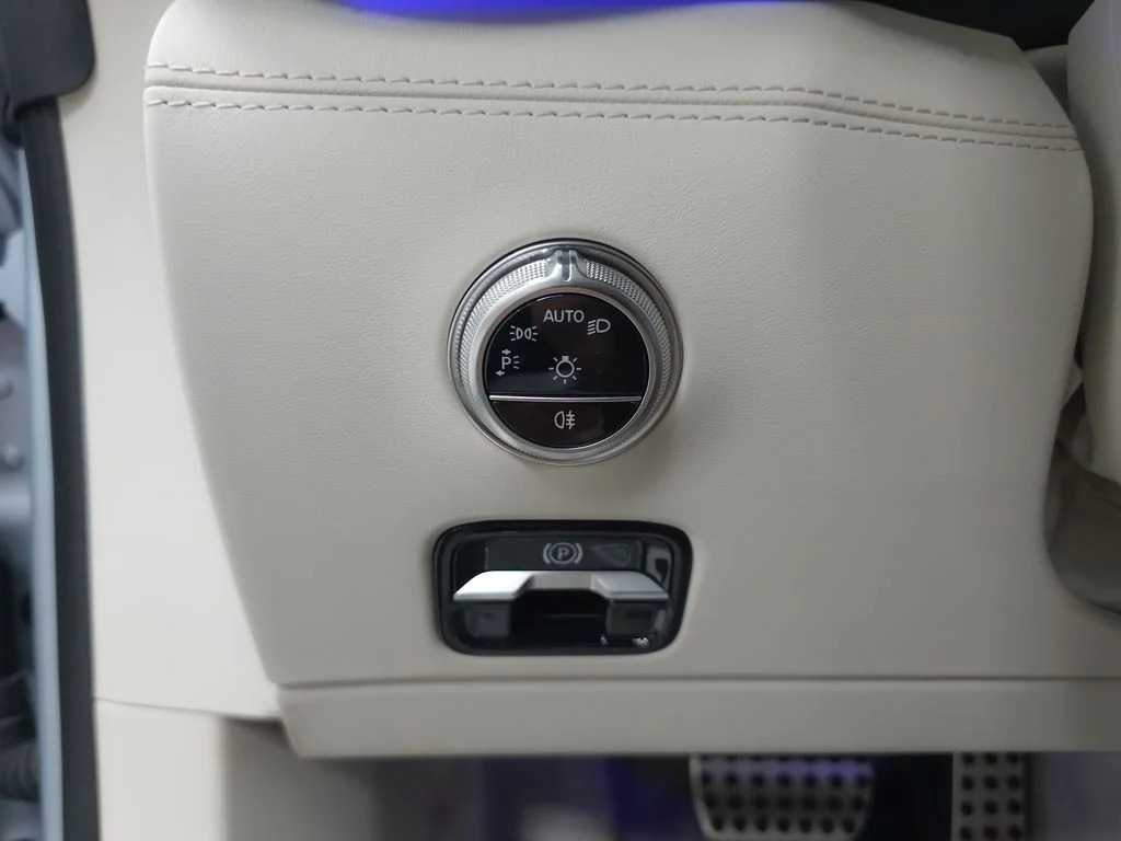 Certified Used 2025 MANUFAKTUR Cirrus Silver MAGNO Mercedes-Benz SL 63 AMG® image 11