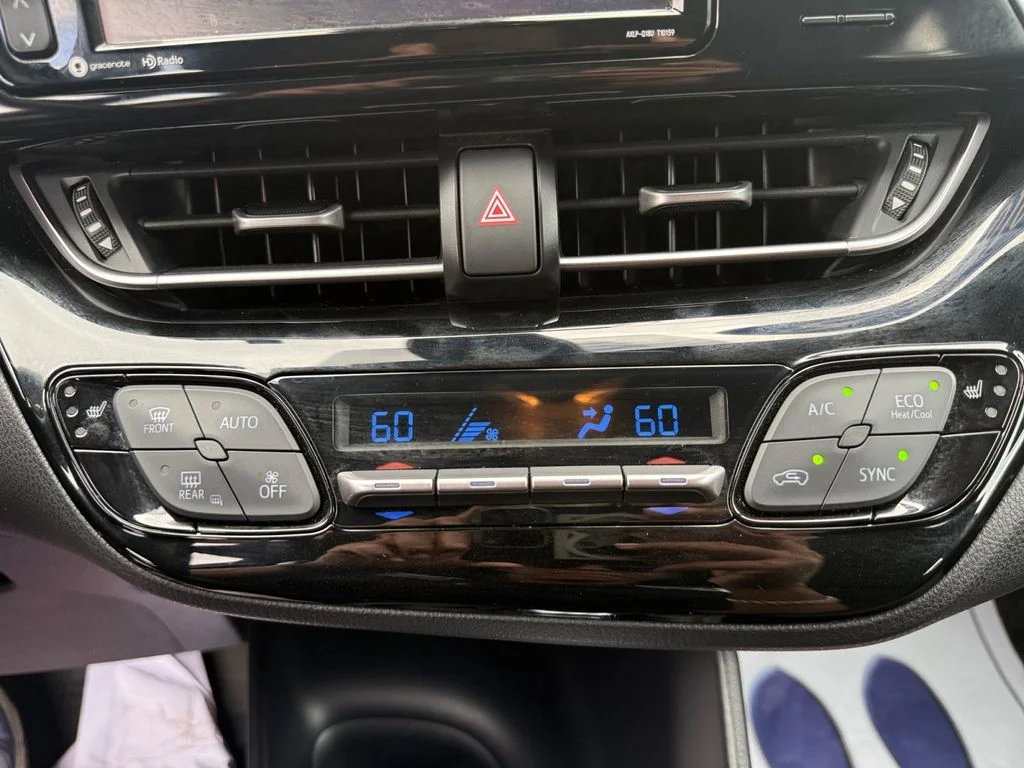 Used 2018 Silver Toyota XLE Premium image 21