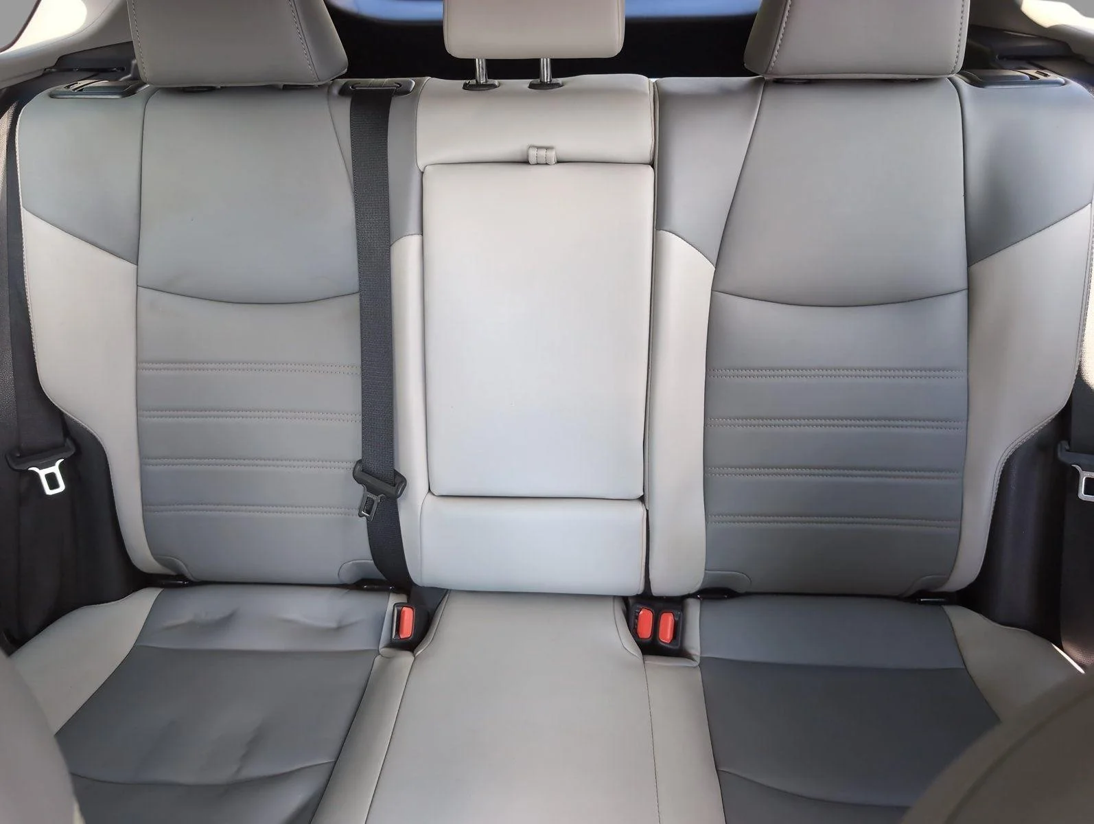 Used 2022 Blizzard Pearl Toyota Hybrid XLE Premium image 32