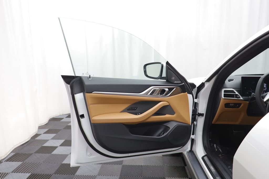 New 2026 Mineral White Metallic BMW xDrive40 image 5