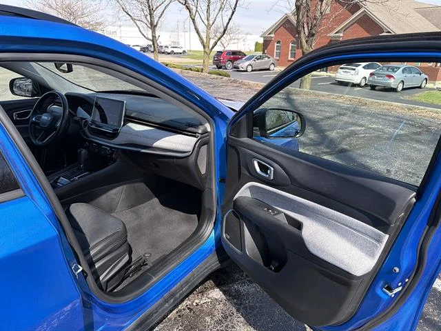 Used 2022 Laser Blue Pearl Coat Jeep Latitude Lux image 15
