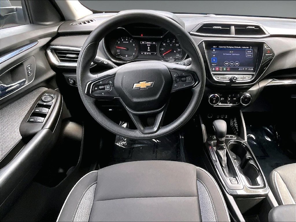 Used 2023 STERLING GRAY METALLIC Chevrolet LT image 18