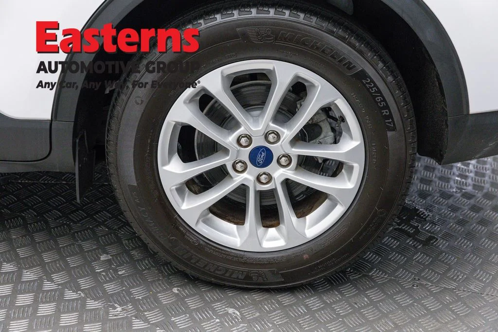 Used 2022 White Ford SE image 8