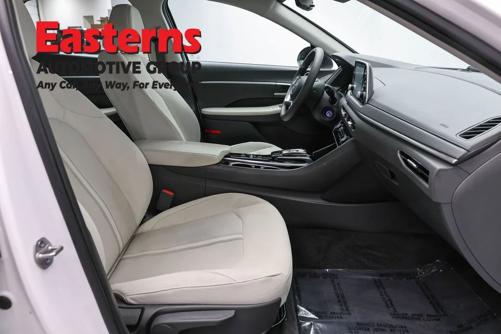 Used 2023 White Hyundai SE image 24