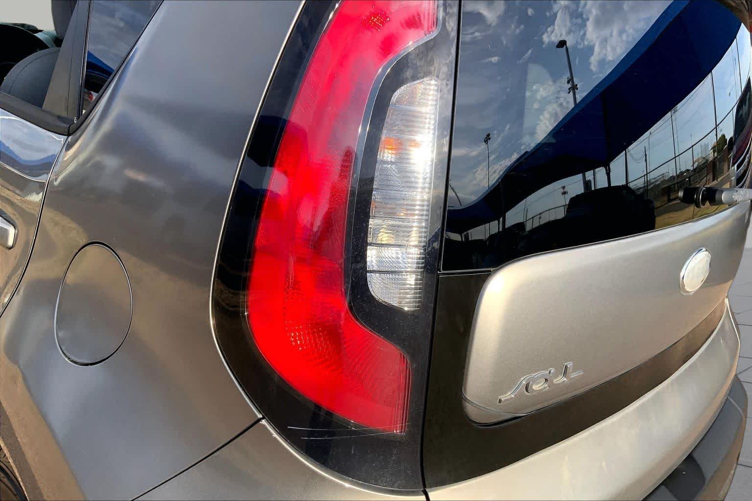 Used 2014 Titanium Gray Kia Base image 27