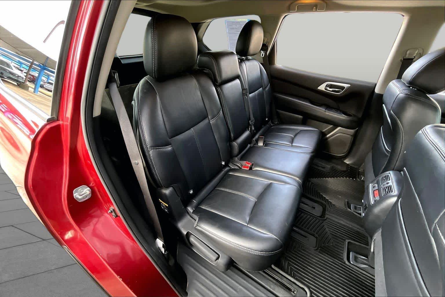 Used 2015 Cayenne Red Nissan SL image 19