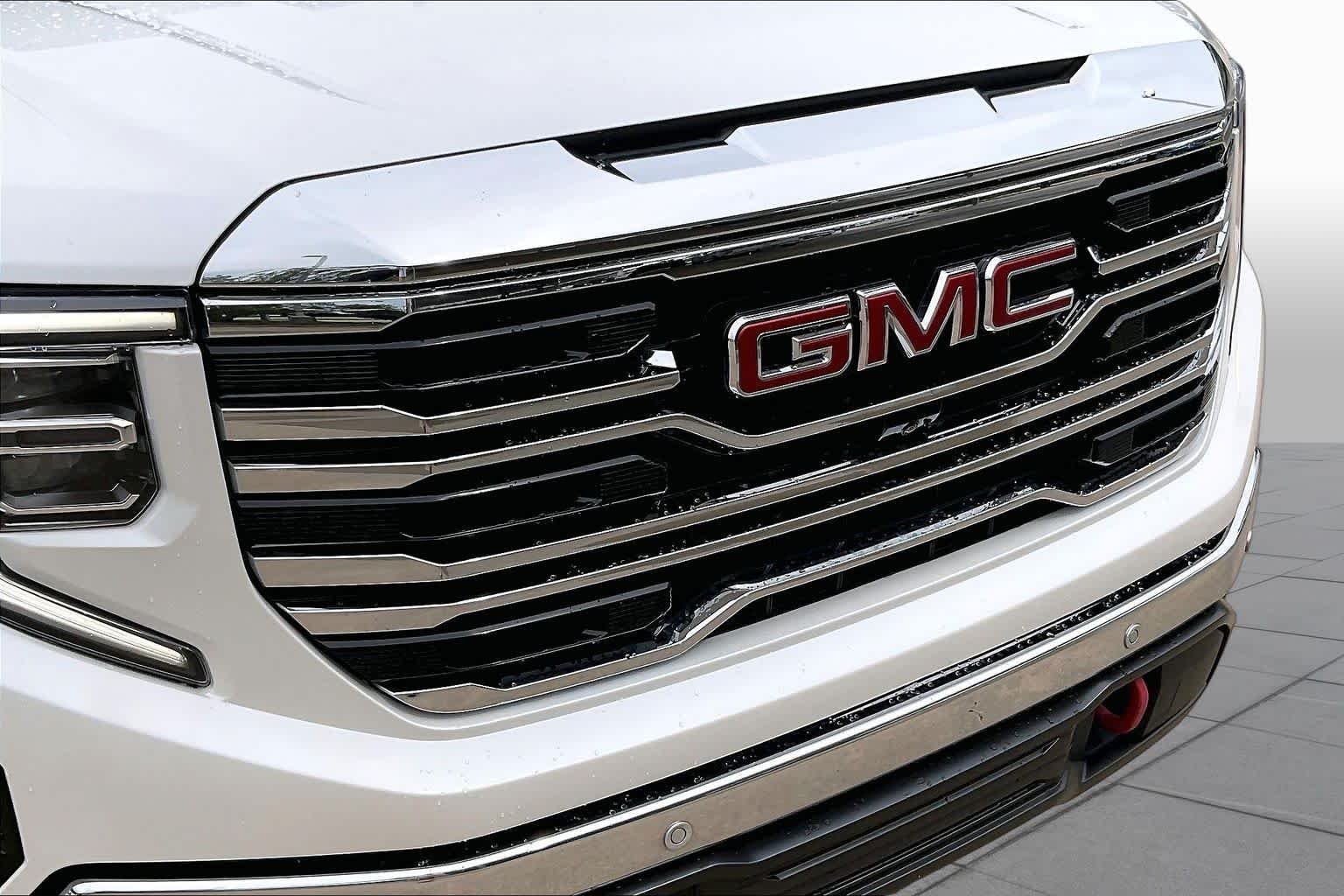 Used 2022 White Frost Tricoat GMC SLT image 29