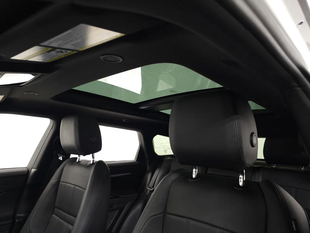 Used 2023 White Land Rover R-Dynamic SE image 17