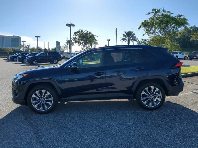 Certified Used 2021  Toyota XLE Premium image 7