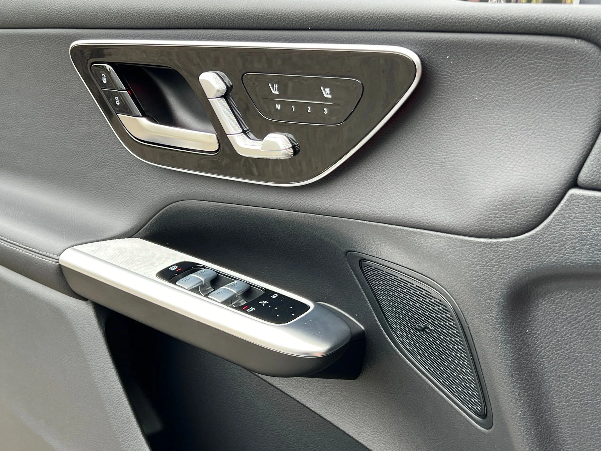 Used 2025 Gray Mercedes-Benz GLC 300 image 18