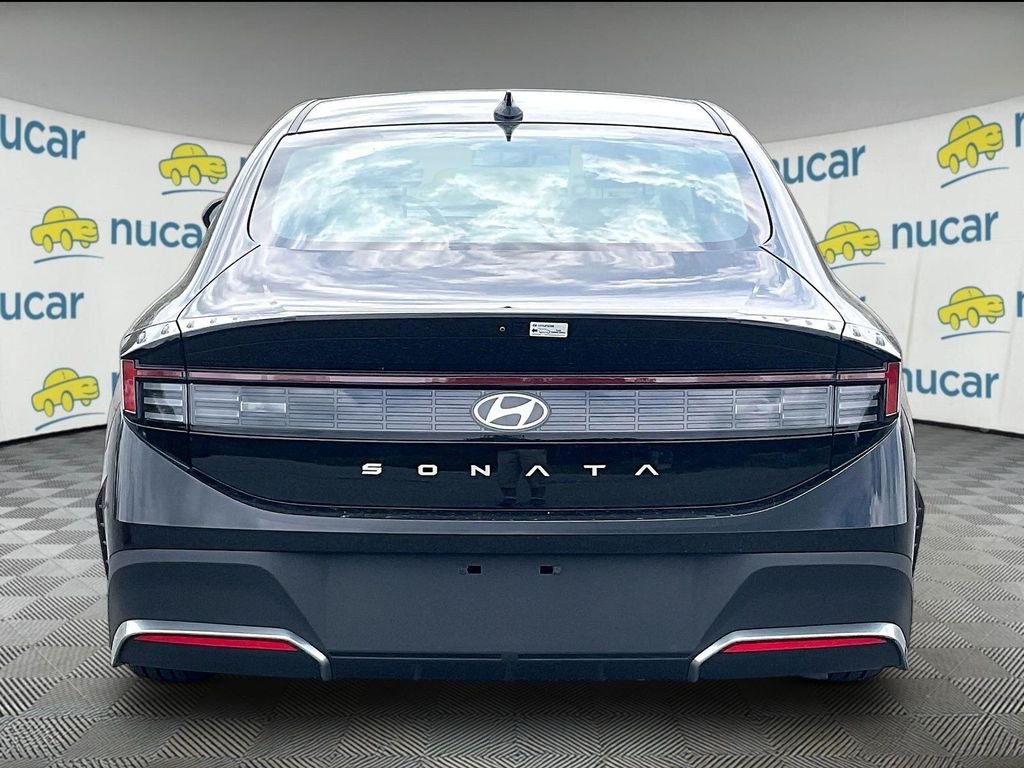 Used 2025 Black Hyundai SE image 5