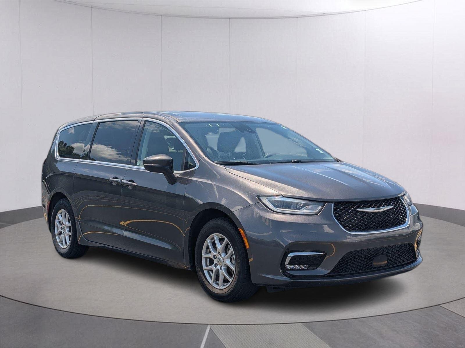 Used 2023 Granite Crystal Metallic Clearcoat Chrysler Touring L image 7