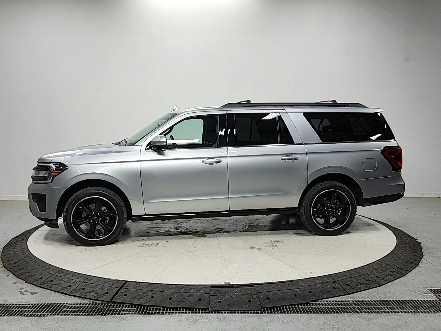 Used 2024 Silver Ford Limited image 4
