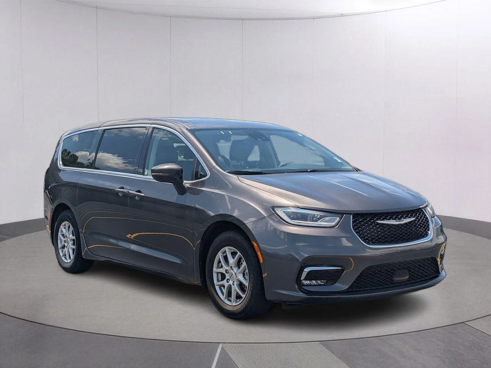 Used 2023 Granite Crystal Metallic Clearcoat Chrysler Touring L image 7