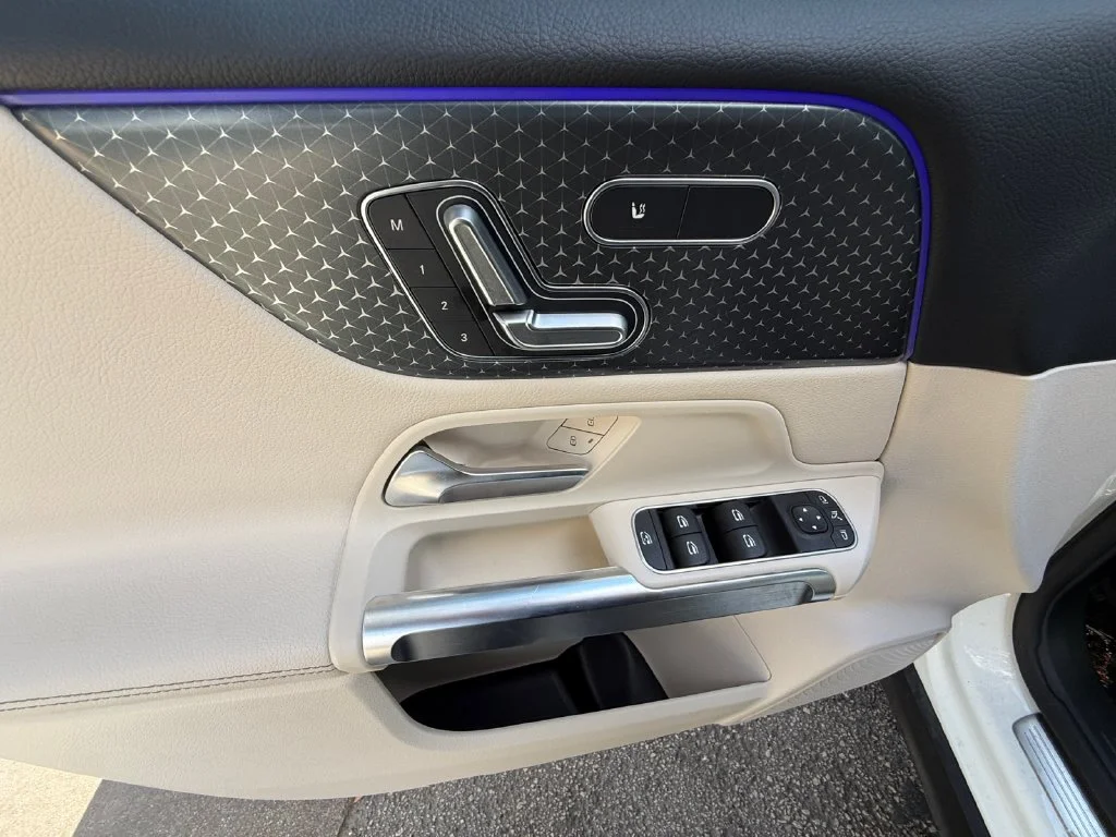 Used 2025  Mercedes-Benz GLB 250 image 11
