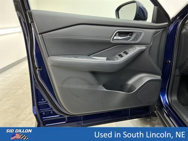 Used 2026 Deep Ocean Blue Pearl Nissan Platinum image 16