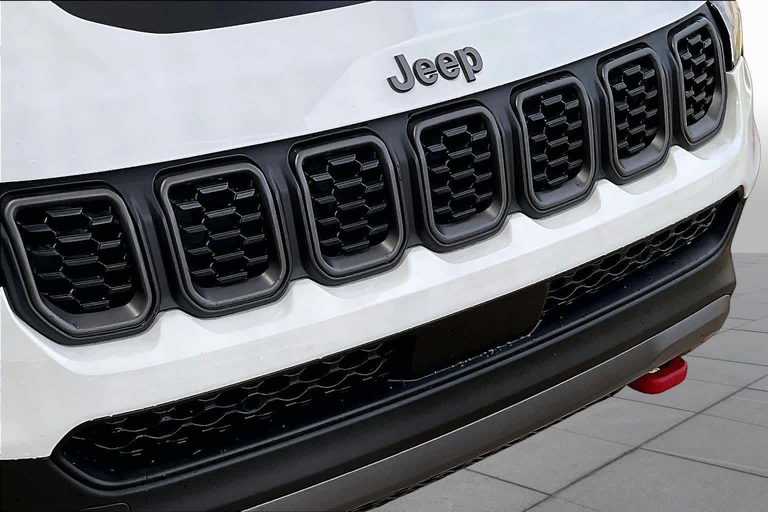 Used 2025 Bright White Clearcoat Jeep Trailhawk image 28