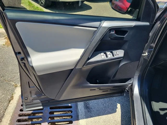Used 2014 Gray Toyota LE image 16