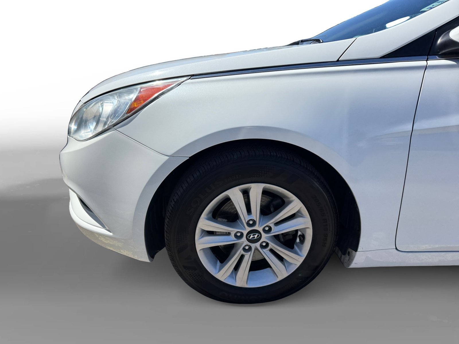 Used 2013 Shimmering White Mica Hyundai GLS image 9