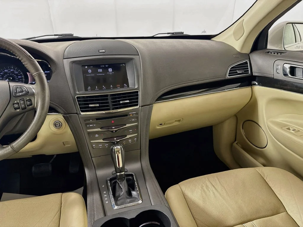 Used 2019 White Lincoln Standard image 28