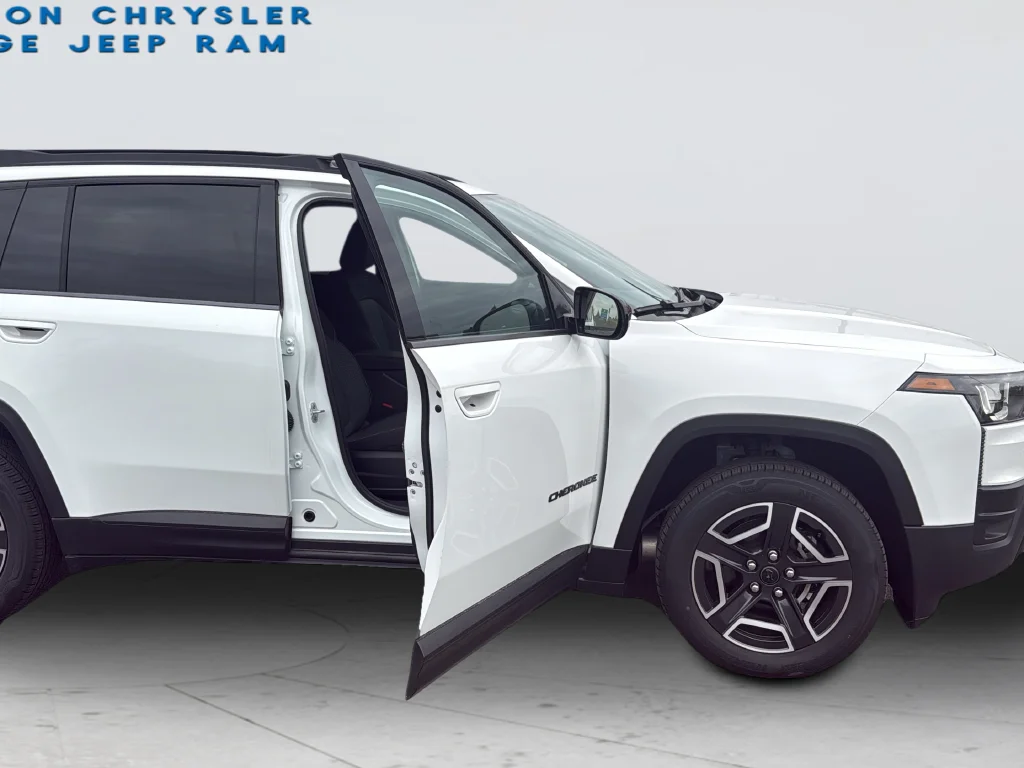 New 2026 Bright White Clear-Coat Exterior Paint Jeep Laredo image 30
