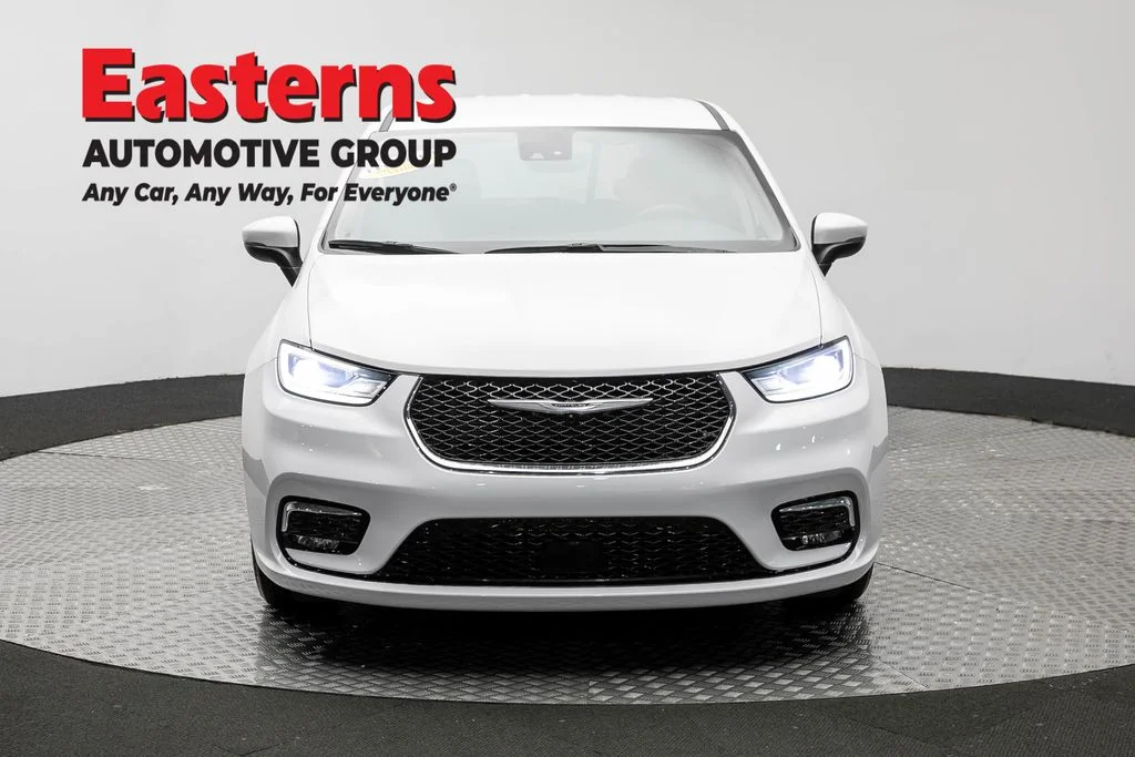 Used 2023 White Chrysler Touring L image 2