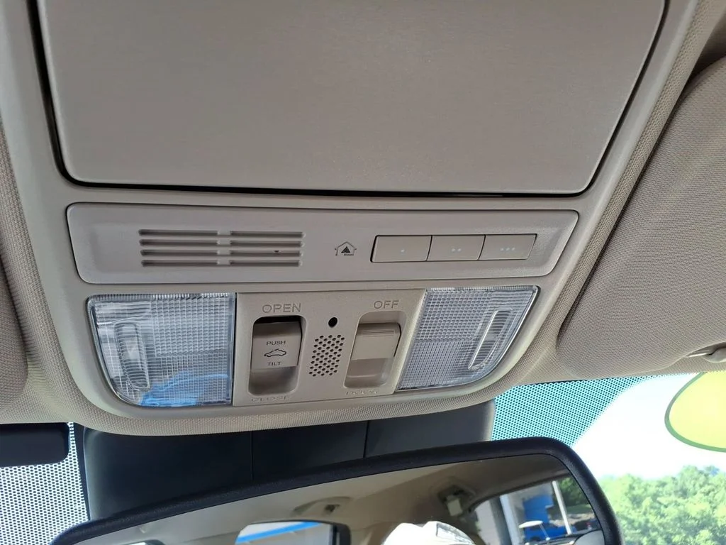 Used 2016 White Honda Touring image 41