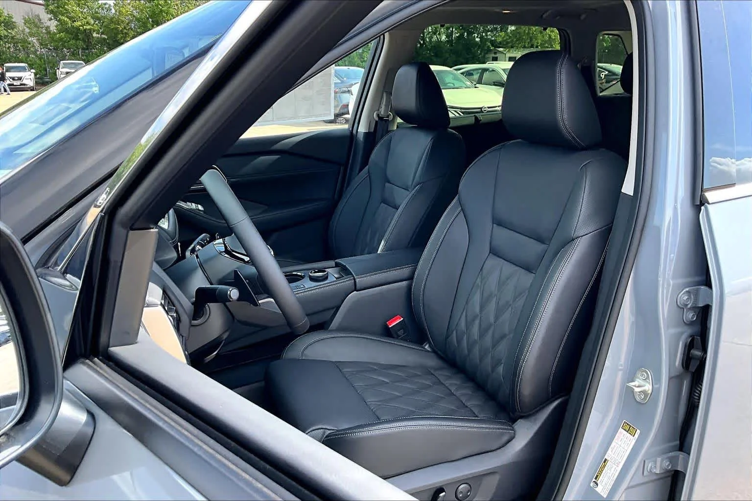 New 2026 Boulder Gray Pearl / Super Black Two-tone Nissan Platinum image 18