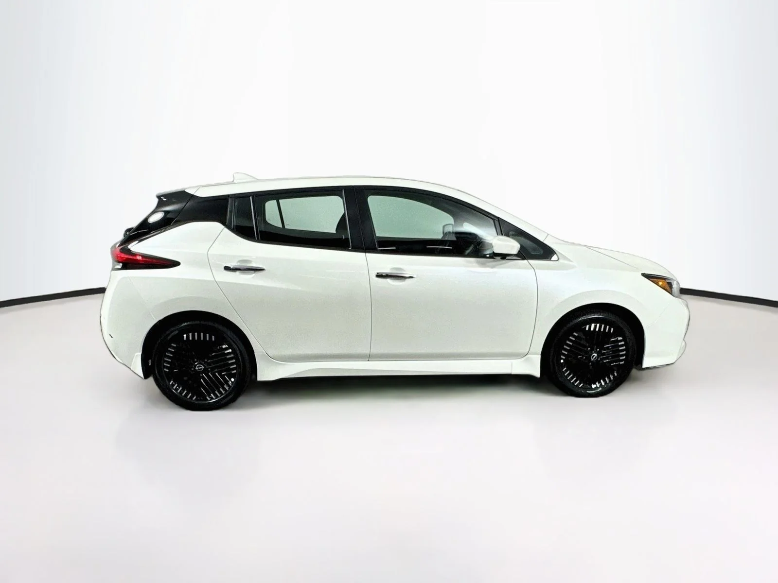 Used 2023 White Nissan SV Plus image 8