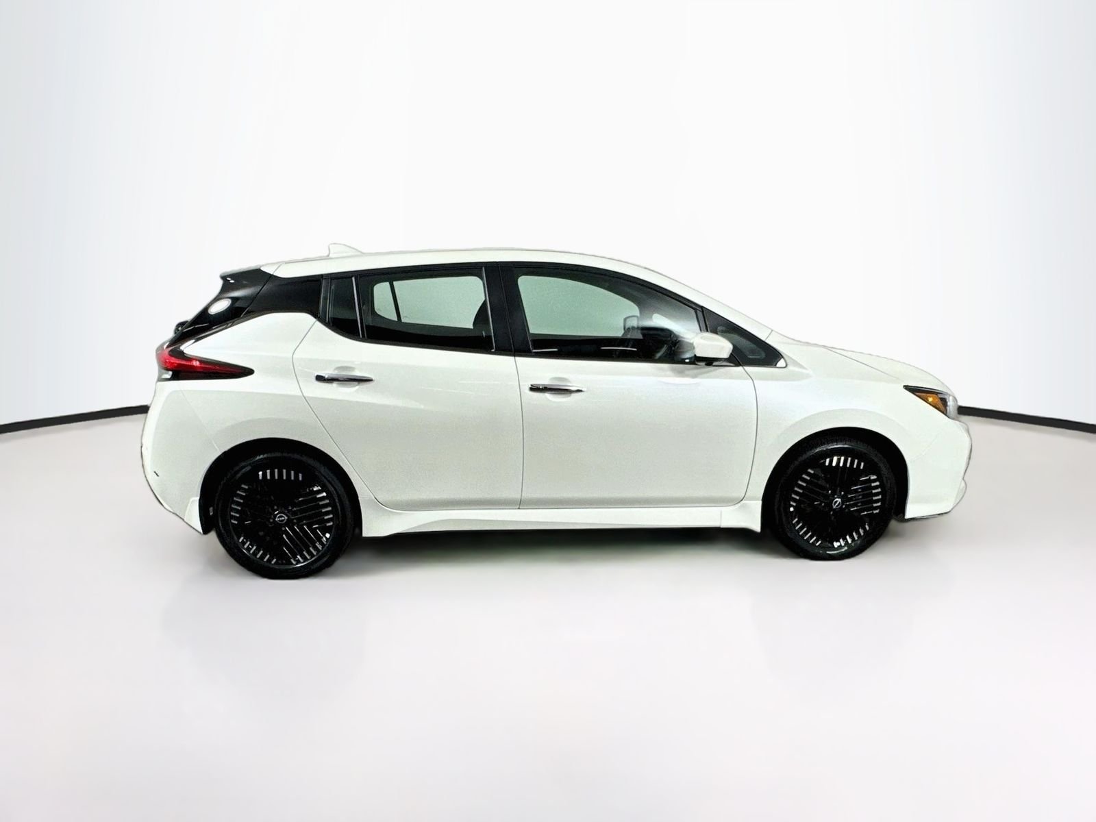 Used 2023 White Nissan SV Plus image 8