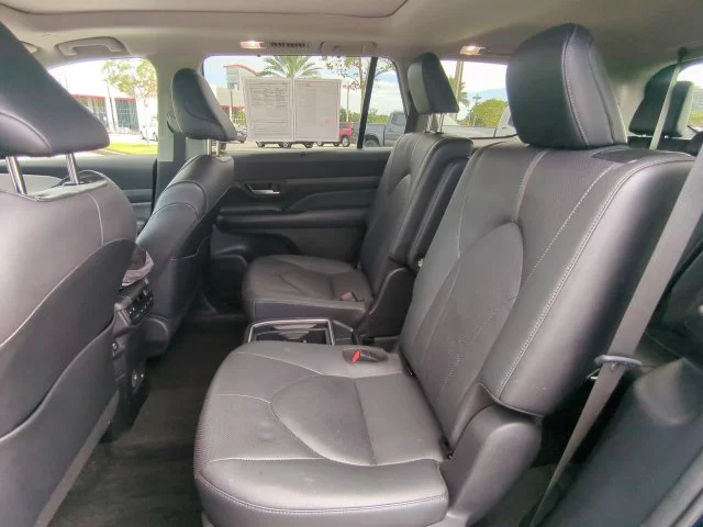 Certified Used 2024  Toyota Platinum image 17