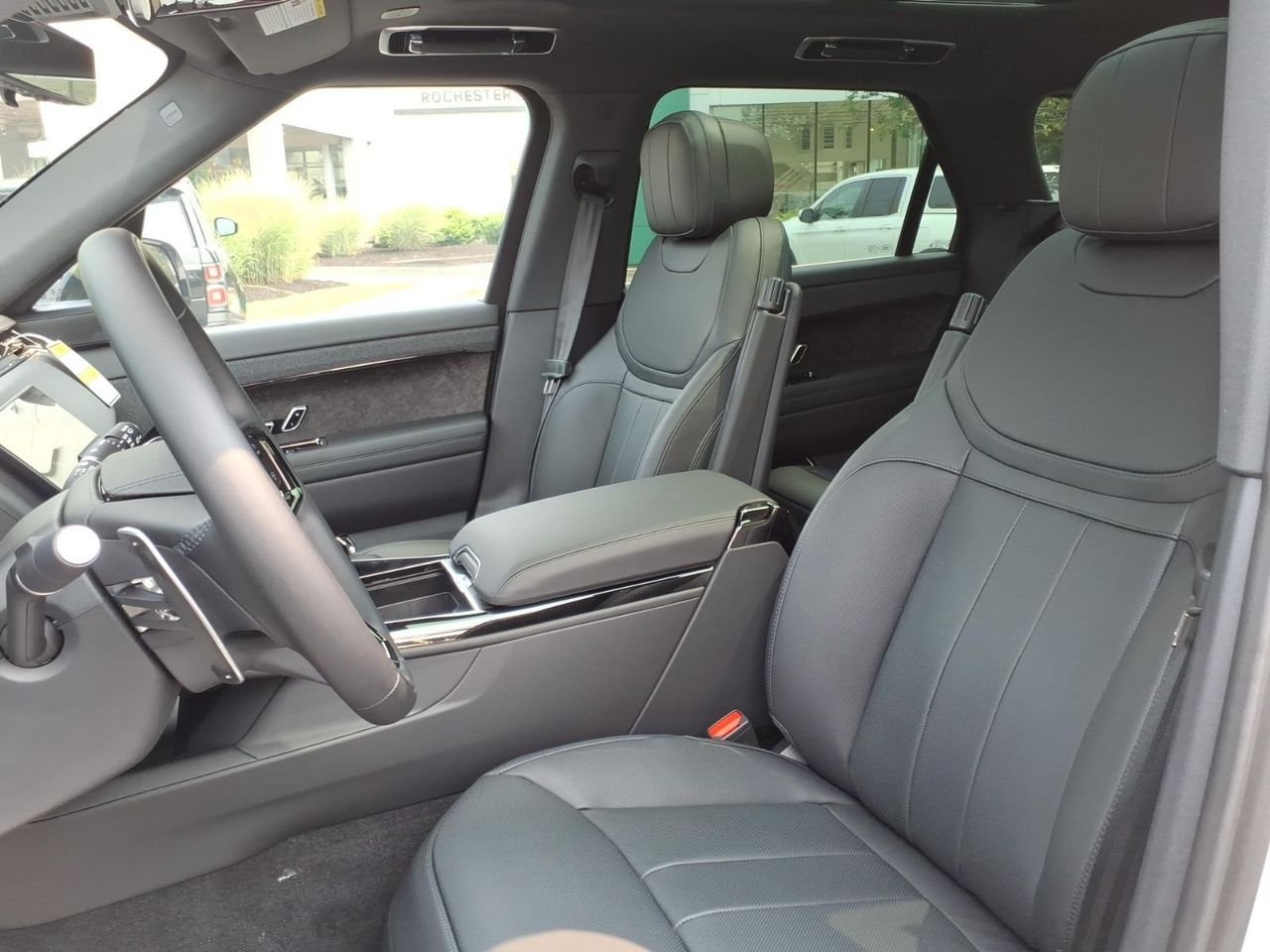 New 2026 Ostuni Pearl White LAND ROVER Dynamic SE image 9