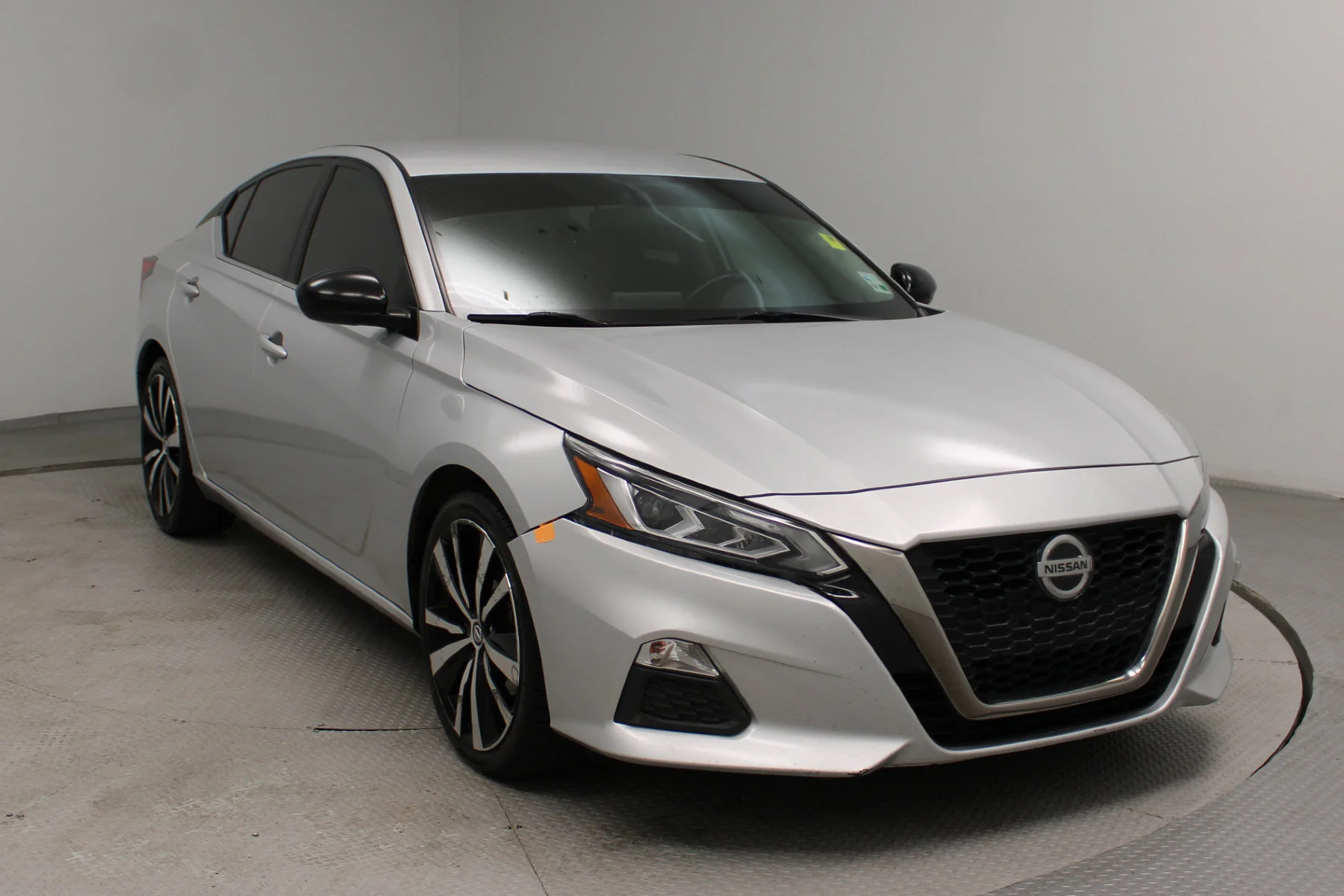 Used 2019 Brilliant Silver Metallic Nissan 2.5 SR Sedan image 23