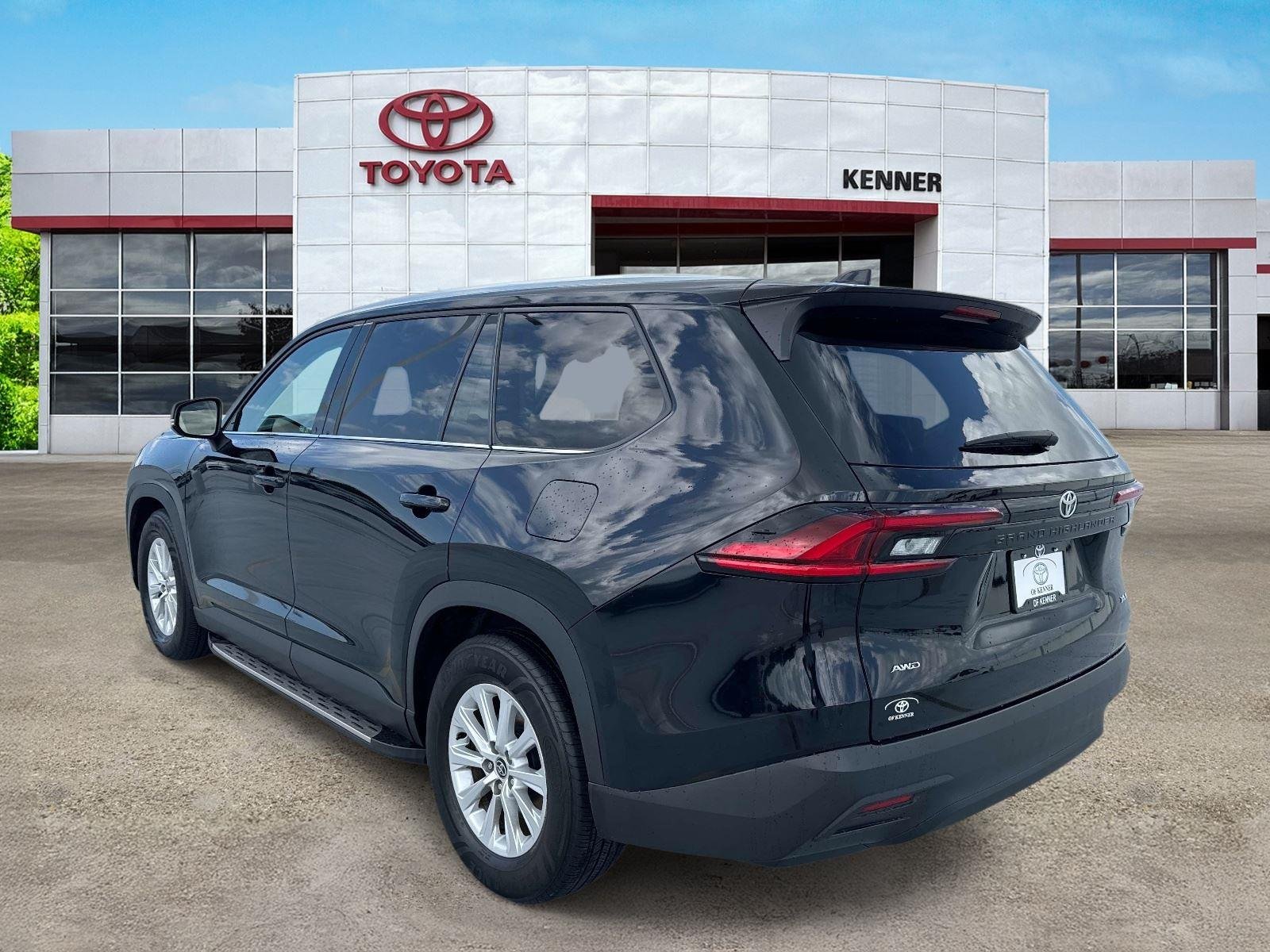 Used 2025 Midnight Black Metallic Toyota XLE image 4