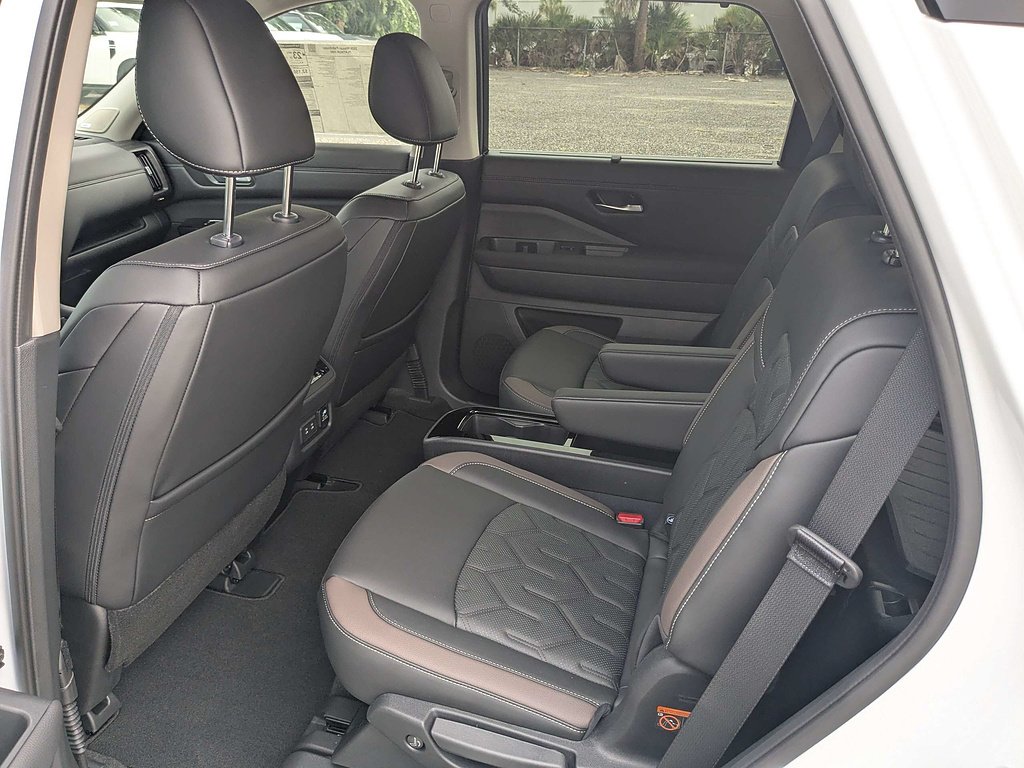 New 2026 Everest White Pearl TriCoat / Super Black Two-tone Nissan Platinum image 15