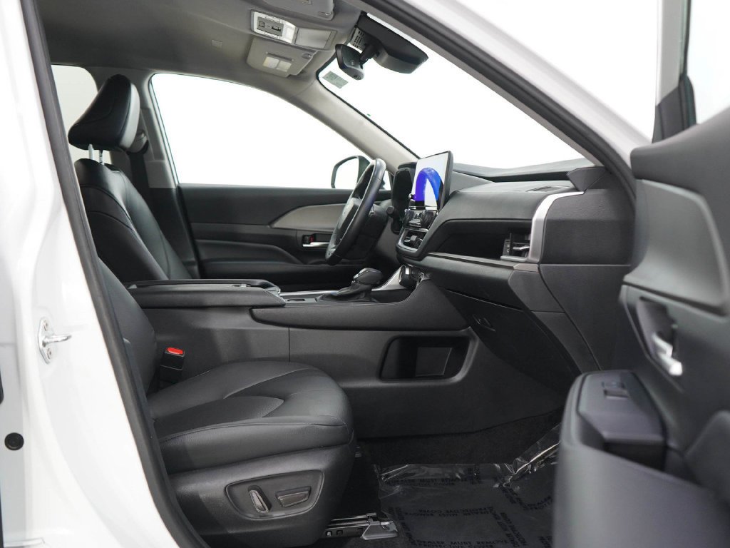 Used 2024 Pearl Toyota Xle image 11