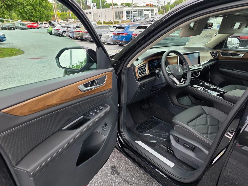 New 2026 Deep Black Pearl Volkswagen 2.0T SE w/Technology image 9