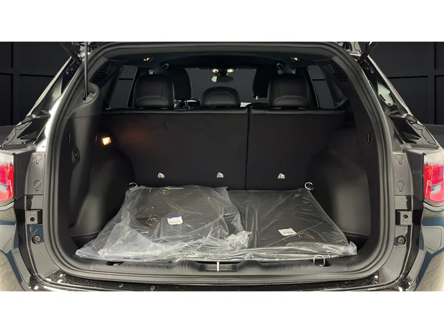New 2026 Diamond Black Crystal Pearl-Coat Exterior Paint Jeep Latitude image 25