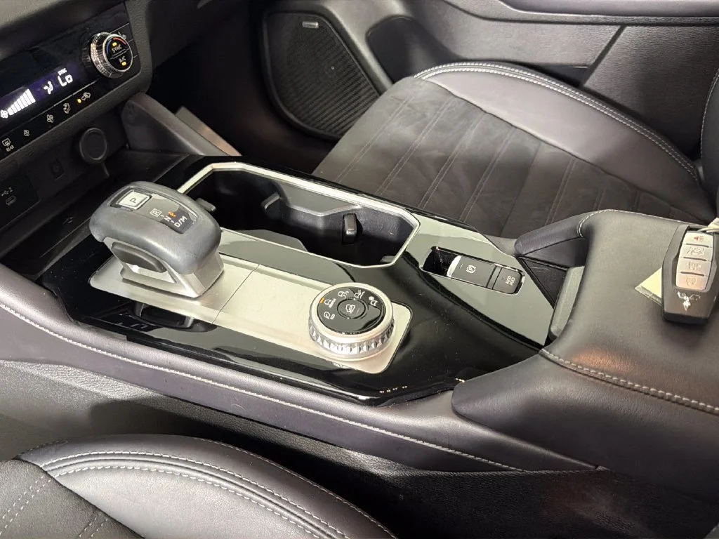 Used 2025  Mitsubishi SE image 24
