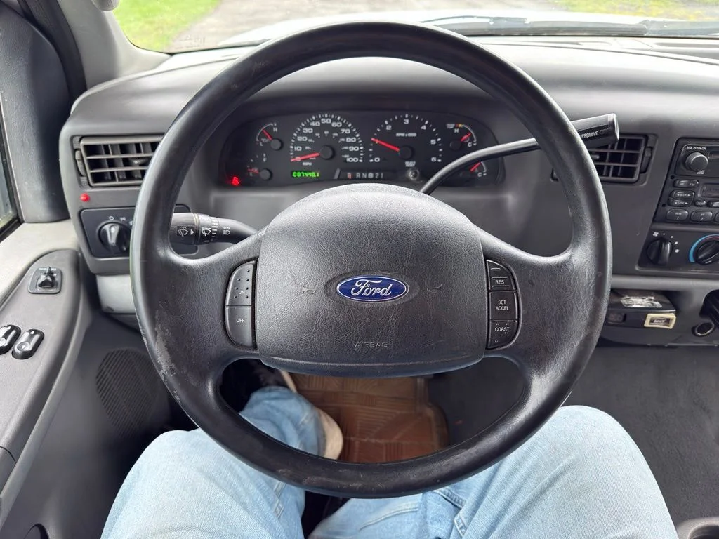 Used 2004 White Ford  image 31