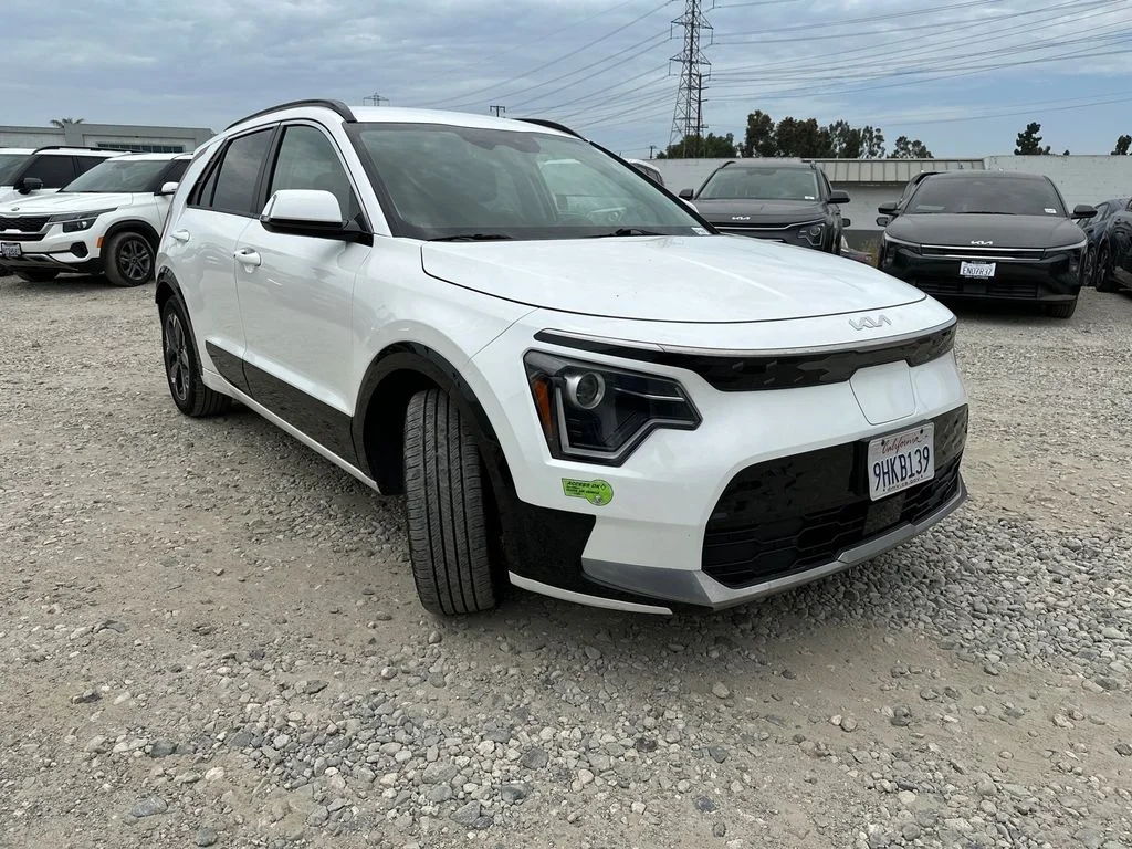 Used 2023 White Kia Wind image 7